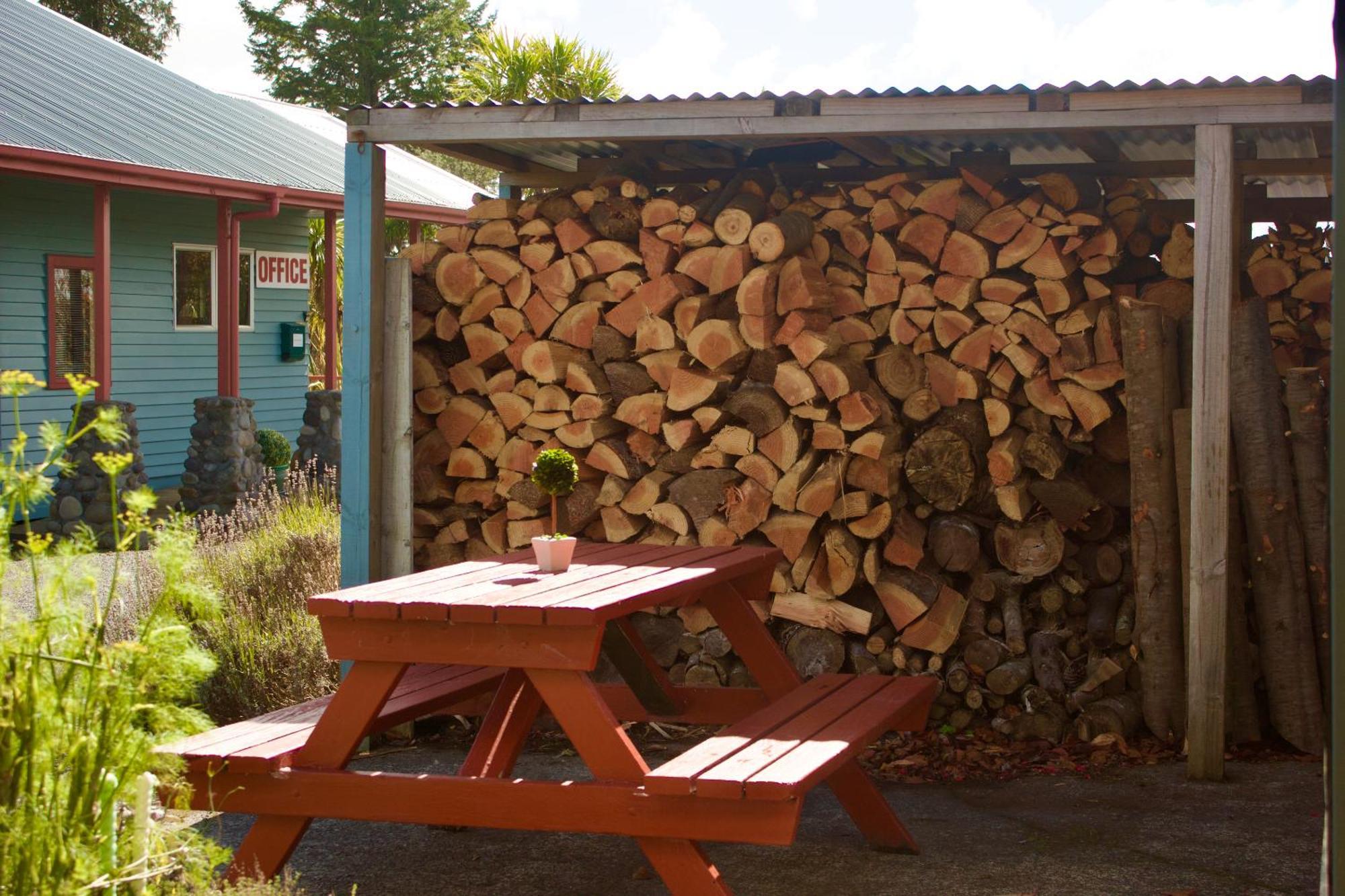 Adventure Lodge And Motels And Tongariro Crossing Track Transport National Park Eksteriør billede