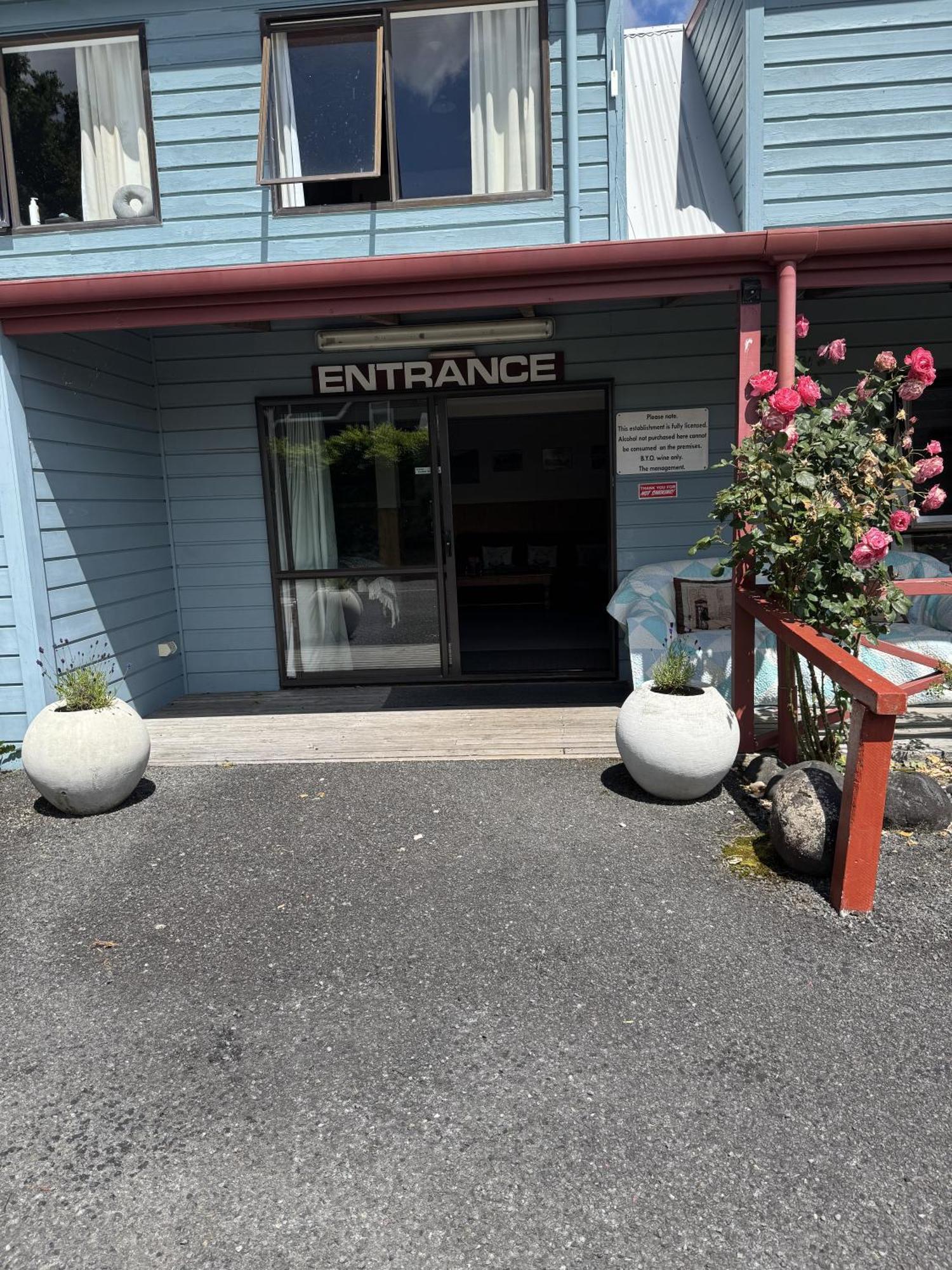 Adventure Lodge And Motels And Tongariro Crossing Track Transport National Park Eksteriør billede