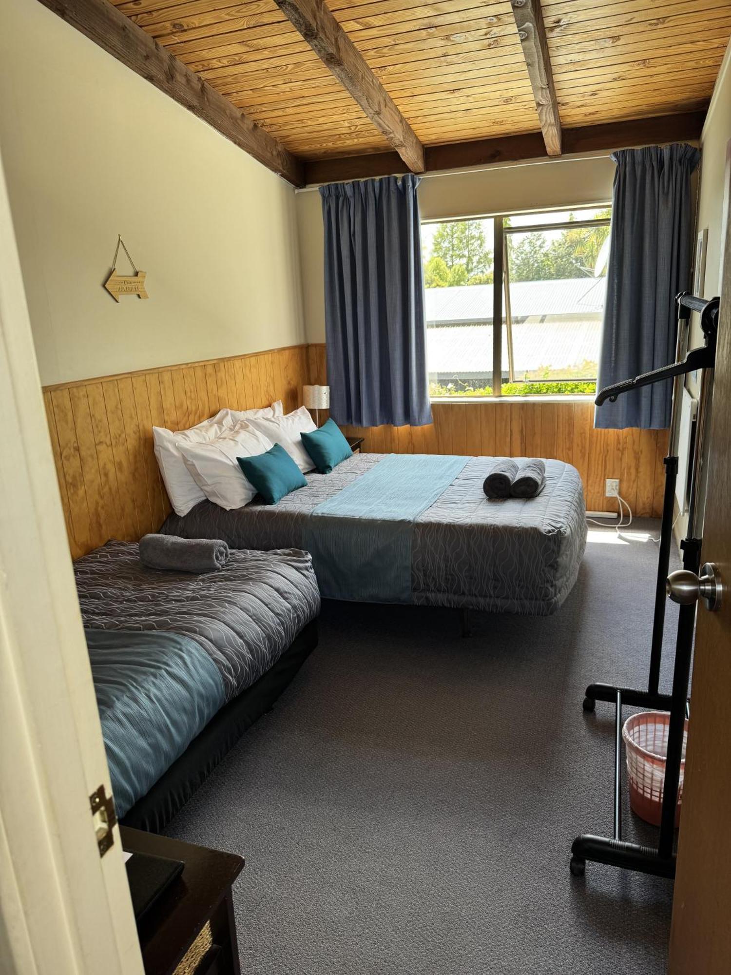 Adventure Lodge And Motels And Tongariro Crossing Track Transport National Park Eksteriør billede