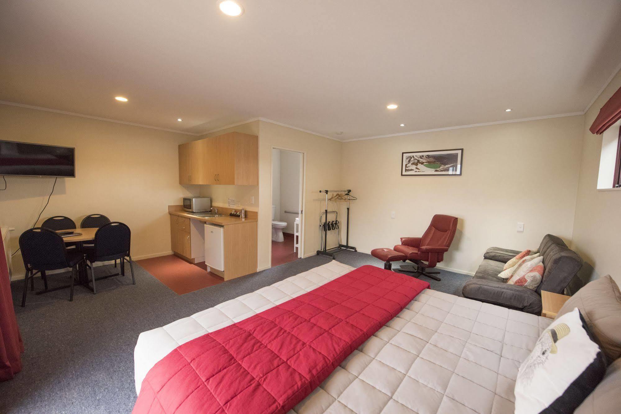Adventure Lodge And Motels And Tongariro Crossing Track Transport National Park Eksteriør billede