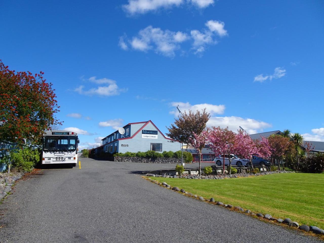 Adventure Lodge And Motels And Tongariro Crossing Track Transport National Park Eksteriør billede